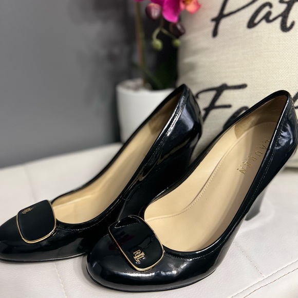 I’m selling these gently used shiny black Lauren Ralph Lauren size 6 shoes. - Picture 5 of 6